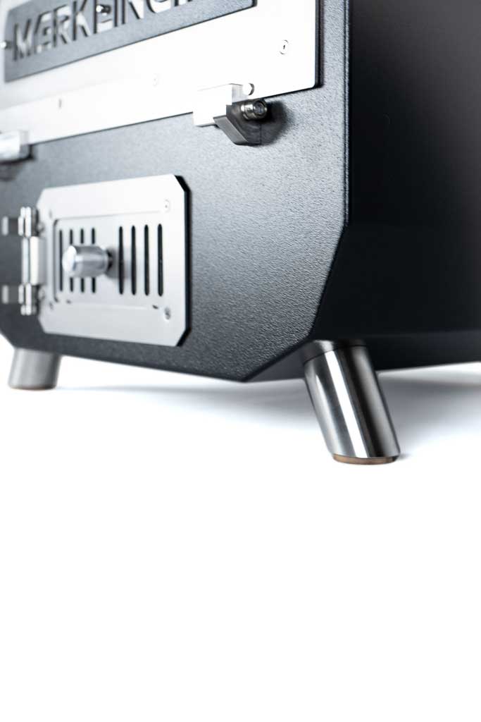 Merklinger Bobby delstahl-Füße des MERKLINGER Holzbackofens auf hellem Untergrund.