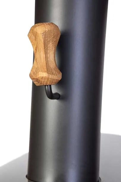 Detailaufnahme des ergonomischen Holzgriffs am Schornstein des MERKLINGER Rundofens