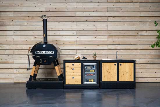 Merklinger Showroom-Aufbau: MERKLINGER Ofen mit Modul samt Glasfront-Kühlschrank und Spülmodul vor Holzrückwand