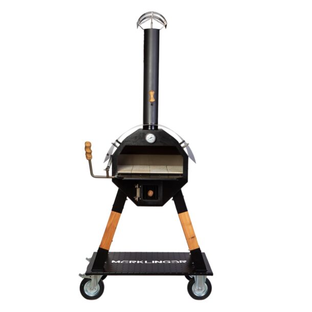 MERKLINGER Holzbackofen Modell mit geöffneter Front und Schamottsteinen im Innenraum.