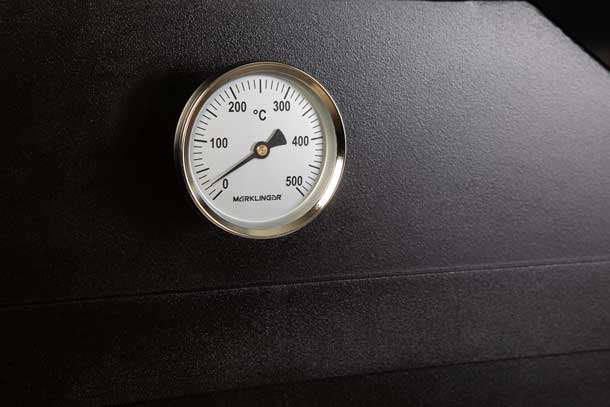 Nahaufnahme des eingebauten Thermometers am MERKLINGER Rundofen, Skala 0–500 °C.