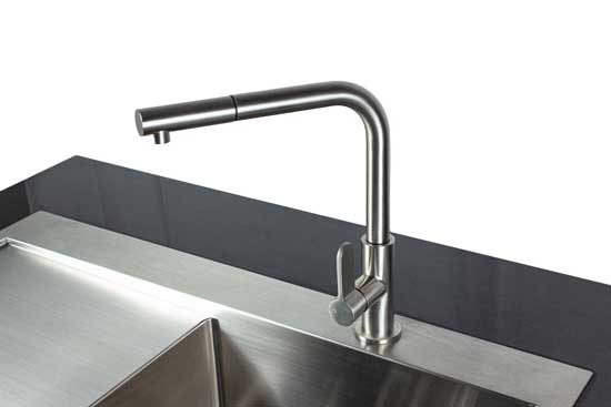 Seitendetail: L-förmige Edelstahlarmatur auf Granitplatte des MERKLINGER Spülmoduls TONI