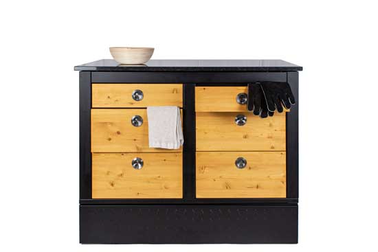 Oberste Schublade geöffnet; Zubehör wie Gärkörbchen und Pizzaschaufel sichtbar, Modul LOTTI auf Rollen.