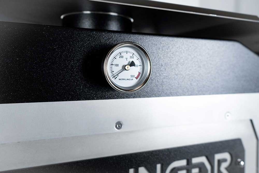 Rundes Thermometer an der Frontblende des MERKLINGER Holzbackofens