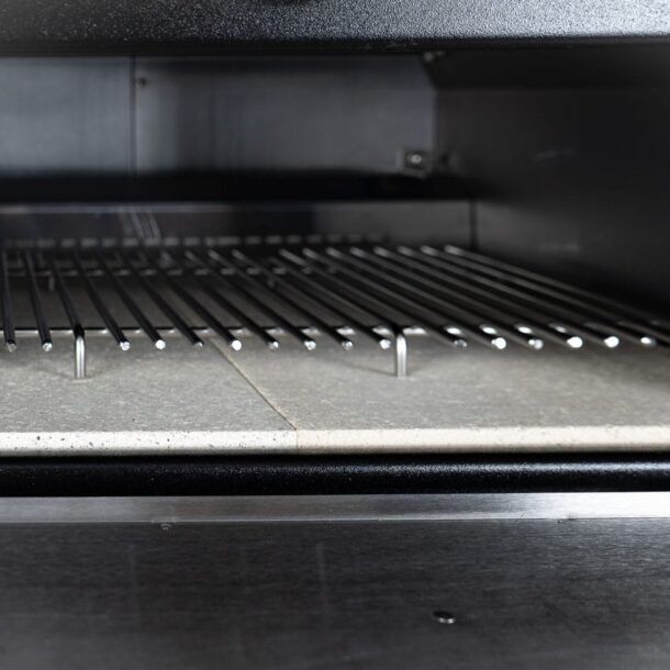 Einbau Hauptgrillrost MERKLINGER“ delstahl-Grillrost im MERKLINGER Holzbackofen, eingesetzt über den Schamotteplatten.“
