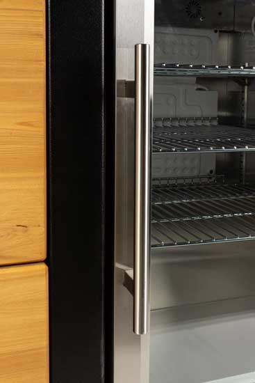 Merklinger Outdoor Kühlschrankmodul_Maria Nahaufnahme des Edelstahlgriffs an der Glastür des Kühlschranks im Modul.