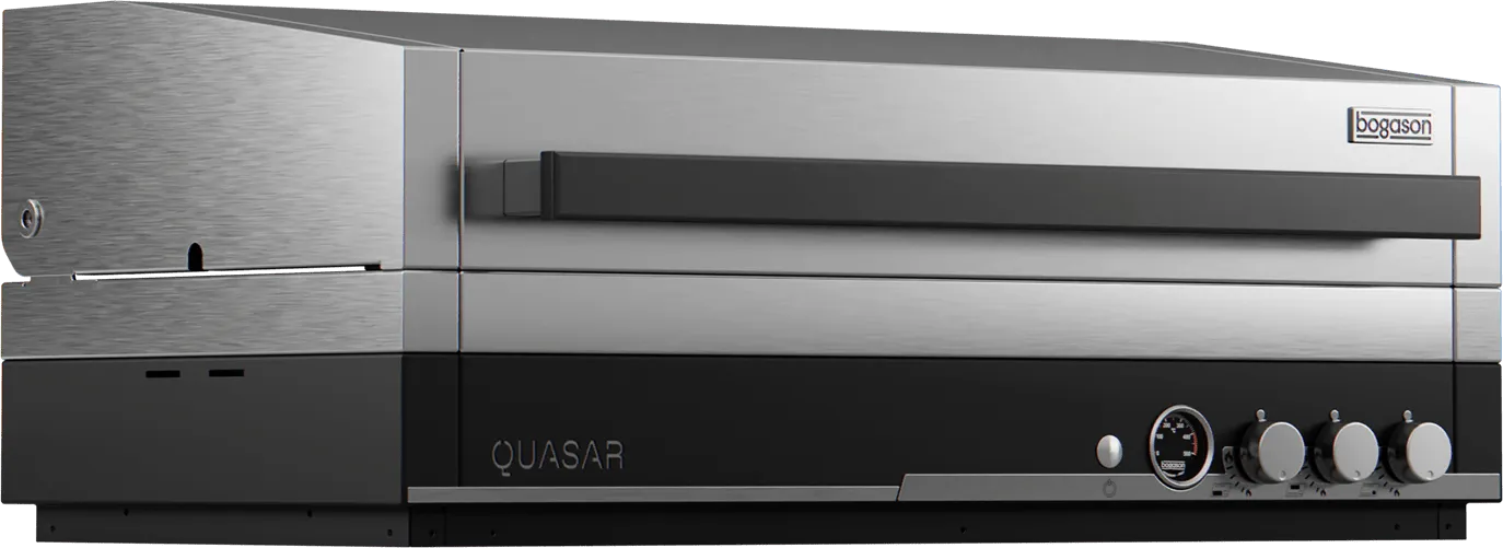 Quasar Einbaugrill Professionelles Tisch-/Einbau-Gerät im Edelstahl-Design, leicht schräg von vorn gezeigt. Breite, horizontale Griffleiste an der Frontklappe; rechts ein Bedienfeld mit mehreren Drehknöpfen, Status-Taste/Leuchte und analogem Thermometer. 
