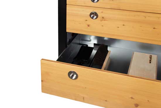 Merklinger IRMI Detail: untere Schublade mit Bürsten und Backzubehör.