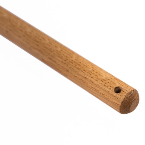 Holzgriff mit Aufhängeloch Holzgriffende mit Aufhängeloch am MERKLINGER Brotschieber – griffbereit verstauen.“