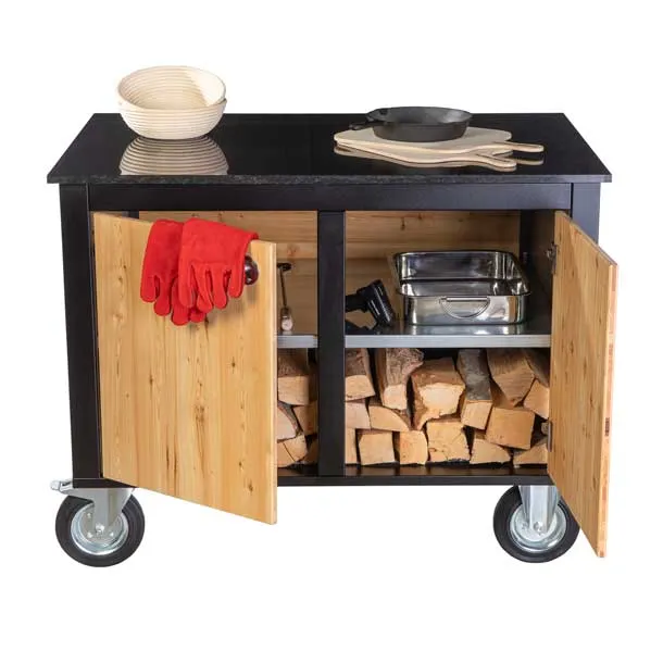 Modul ANTON mit geöffneten Türen, Holzlager unten, Zubehörfächer innen, rote Handschuhe an der Tür.