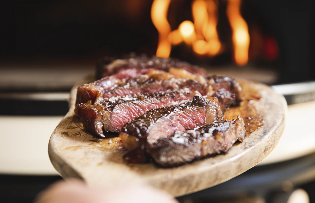 Steak auf Schneidebrett vor Gozney Ofen