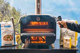 Temperaturmessung mit Infrarot­thermometer am MERKLINGER Holzofen