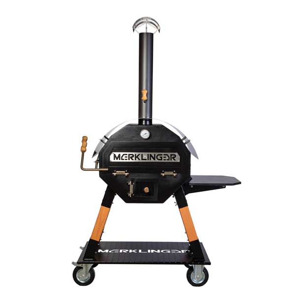 MERKLINGER Holzbackofen mit Ablage MERKLINGER Holzbackofen Modell mit seitlicher Ablagefläche und Logo