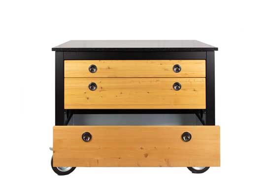 Modul IRMI mit drei Schubladen auf Rollen, unterste Schublade geöffnet.