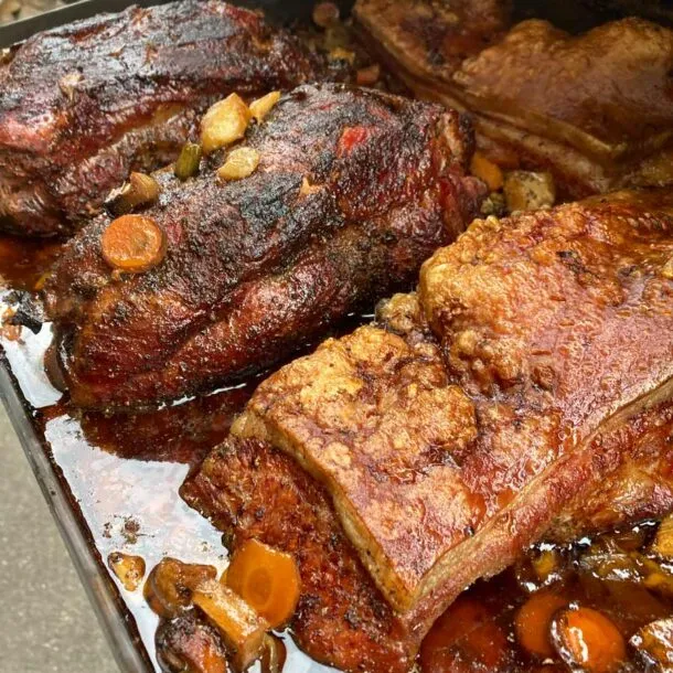 Schmorbraten mit krosser Kruste in der Merklinger Bratwanne, Gemüse schmort im Jus.