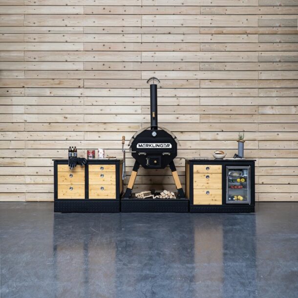 Vollständiges MERKLINGER Outdoor-Küchen-Setup mit Backofen, Sideboards und Kühlschrank.“