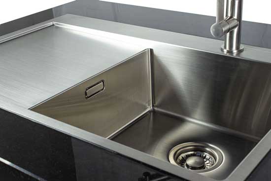 Nahaufnahme Edelstahlbecken mit Überlauf und Abtropffläche im MERKLINGER Spülmodul TONI