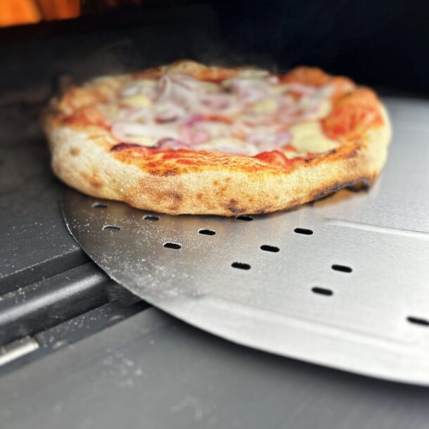 Merklinger Outdoor Pizza auf Pizzaschaufel