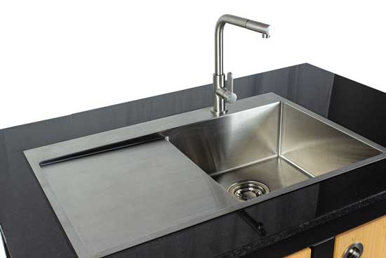 Edelstahlspüle mit Abtropffläche und hoher Armatur im MERKLINGER Spülmodul TONI