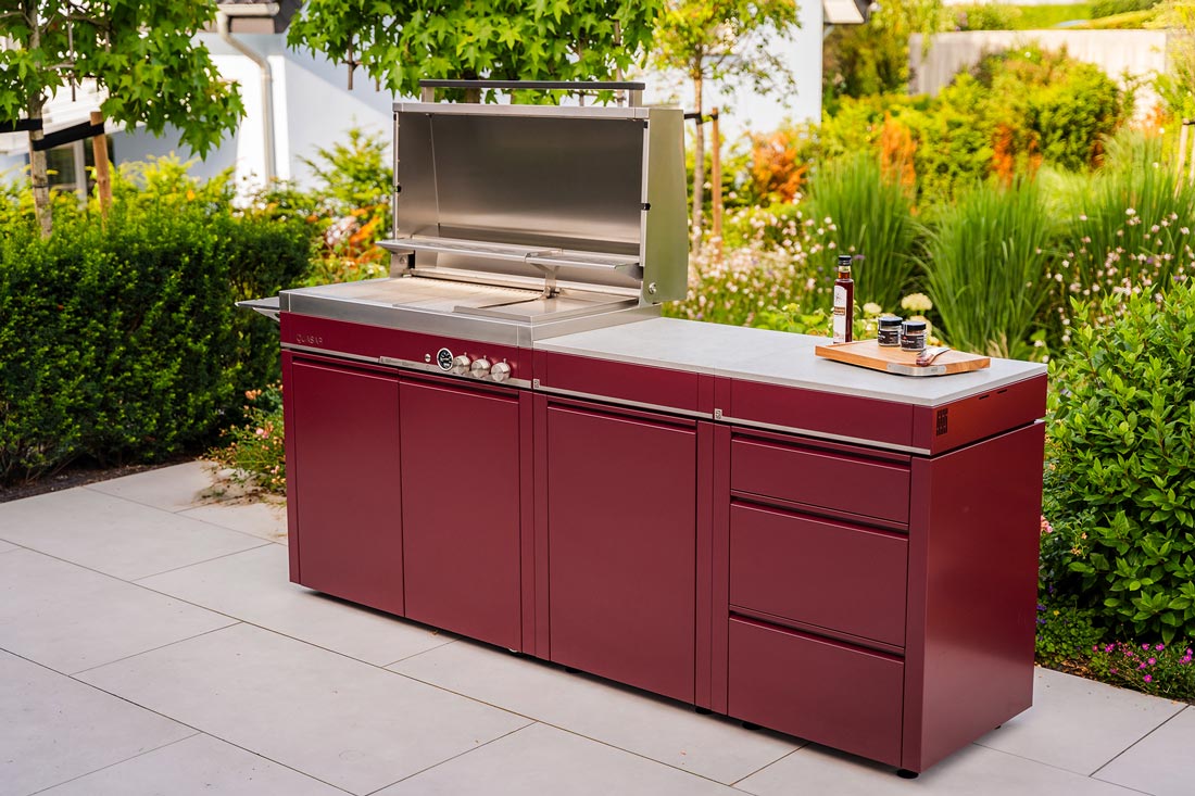 Outdoorküche Weinrot auf Terasse