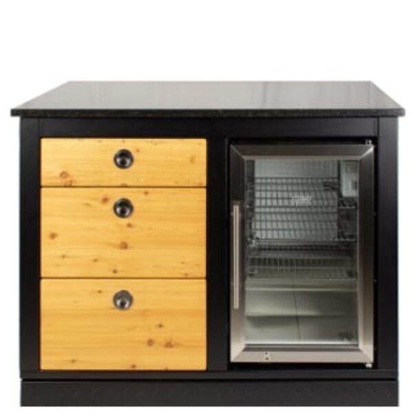 Holz-Küchenmodul mit drei Schubladen links und Glastür-Kühlschrank rechts.