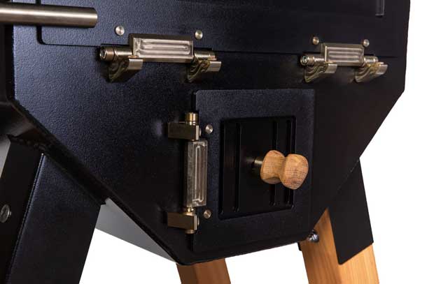 Aschetür und Holzdrehknauf im Detai Detailaufnahme des Aschefachs und Holzgriff-Drehknaufs am MERKLINGER Rundofen.