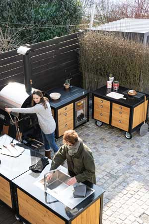 Merklinger Hofterrasse mit mehreren Modulen; 6-Schubladen-Modul LOTTI in Eckküche im Einsatz