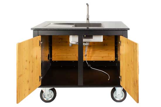 MERKLINGER Spülmodul TONI auf Rollen, geöffnete Türen zeigen Becken, Armatur und Siphon im Innenraum