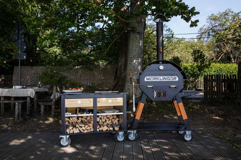 reiter Außenaufbau mit Ofen und Modulen MERKLINGER Komplettes Outdoor-Set mit MERKLINGER Rundofen und Holzmodulen auf Rollen.