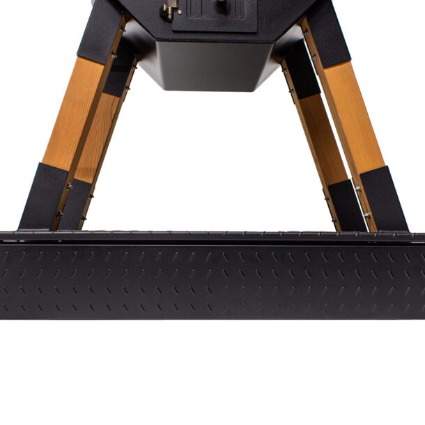 Schwarze METALL-Rückblende mit rautenförmiger Prägung unter dem MERKLINGER Holzbackofen.“