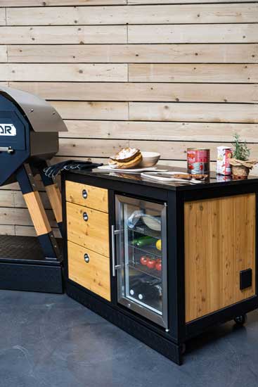 Merklinger Modul mit drei Schubladen und Glasfront-Kühlschrank, Granitplatte, aufgebaut vor Holzrückwand