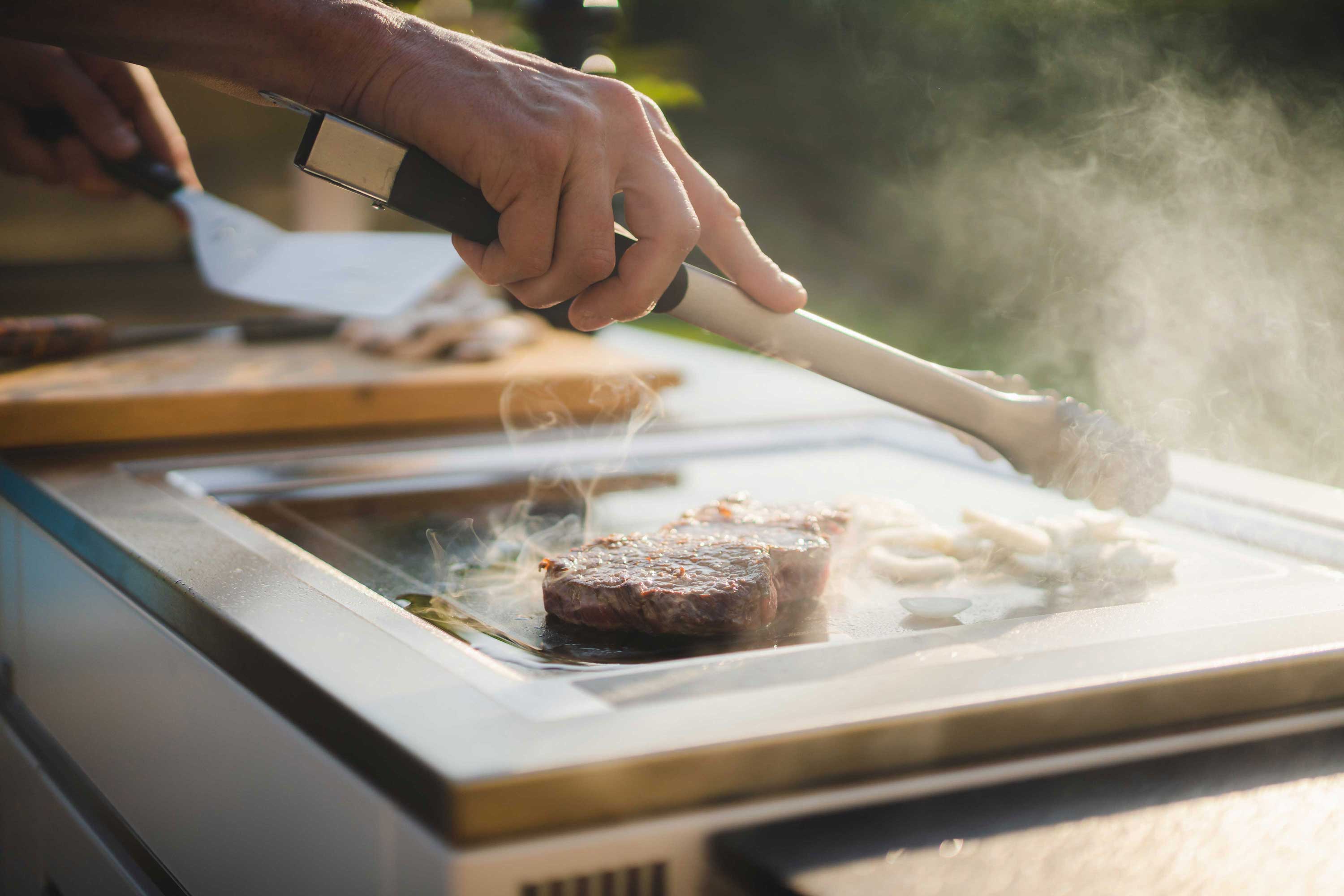 Bogason Quasar, draußen am Grill