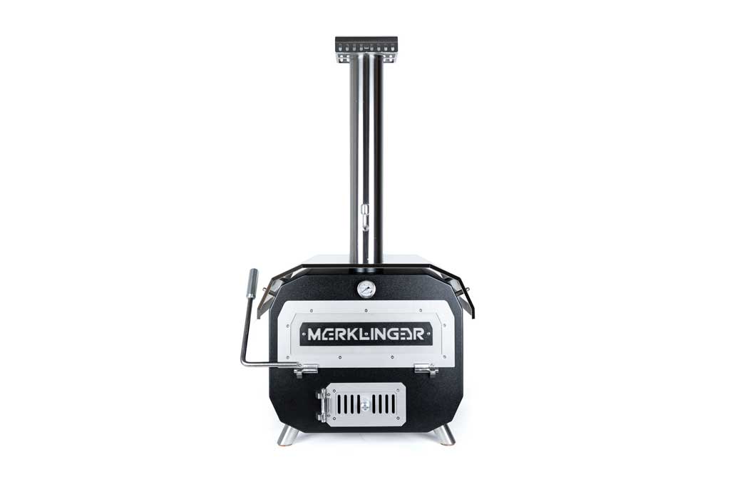 MERKLINGER Holzbackofen freistehend vor weißem Hintergrund.