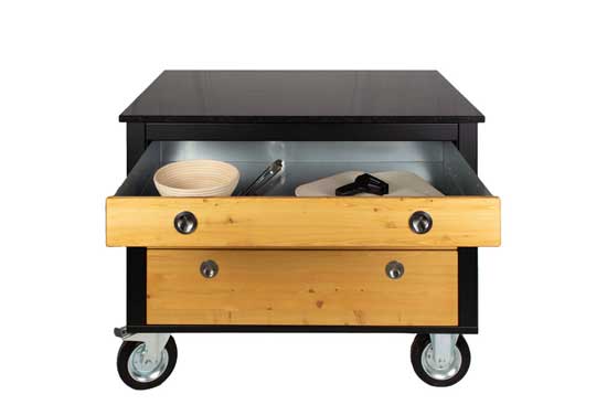 Merklinger Modul IRMI mit drei Schubladen auf Rollen, oberste Schublade geöffnet mit Zubehör