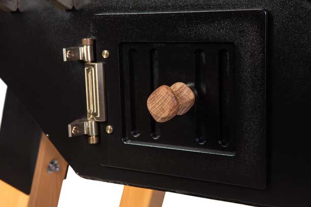 Aschetür und Holzdrehknauf im Detai Detailaufnahme des Aschefachs und Holzgriff-Drehknaufs am MERKLINGER Rundofen.