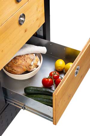 Unterste Schublade ausgezogen; viel Stauraum im MERKLINGER 6-Schubladen-Modul LOTTI