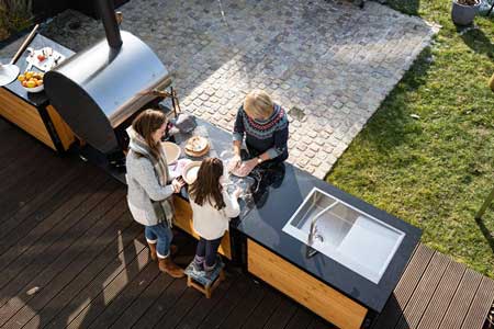 Draufsicht: Außenküche mit MERKLINGER Ofen und Spülbecken TONI auf Holzdeck.