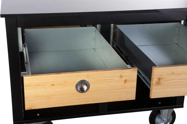 Modul EVA, leer und offen mit zwei ausgezogenen Metallschubladen; Stauraum für Gärkörbchen, Handschuhe und Tools