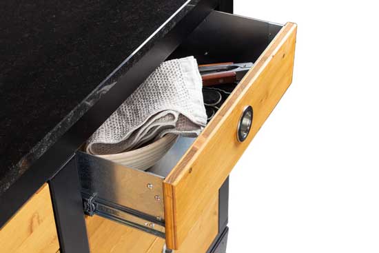 Schublade mit Grillrost-Einsatz und MERKLINGER Branding im 6-Schubladen-Modul LOTTI