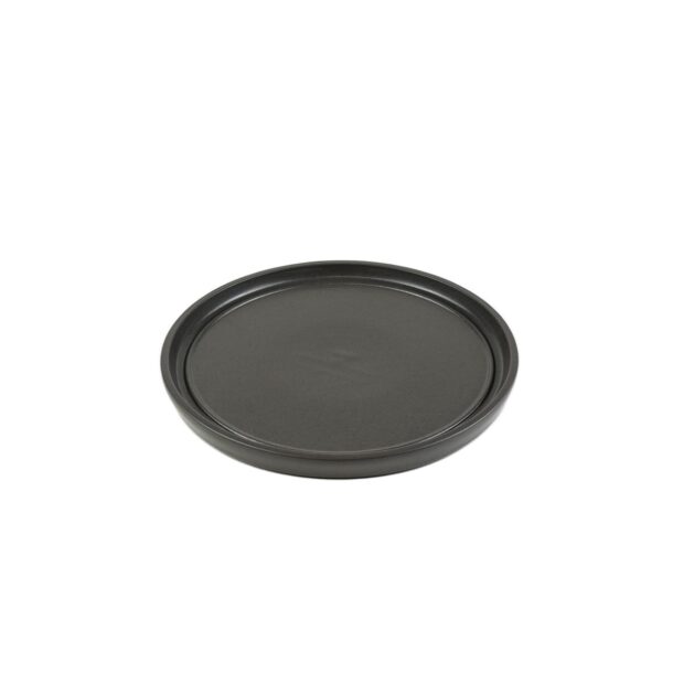 Produktfreisteller Backplatte: Runde, schwarze Keramik-Backplatte mit leicht erhöhtem Rand vor weißem Hintergrund (Merklinger-Zubehör). Produktfreisteller Backplatte: Runde, schwarze Keramik-Backplatte mit leicht erhöhtem Rand vor weißem Hintergrund (Merklinger-Zubehör). Merklinger_Denkkeramik_Keltendeckel_Bratplatte-qenv2neo308q96mu67kcr4ee46t6rp8lo51th67cd0