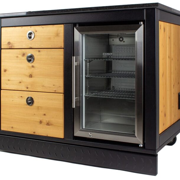 „MERKLINGER Outdoor-Küche: Modul mit drei Holzschubladen und Einbau-Getränkekühlschrank mit Glastür, schwarzer Rahmen.“
