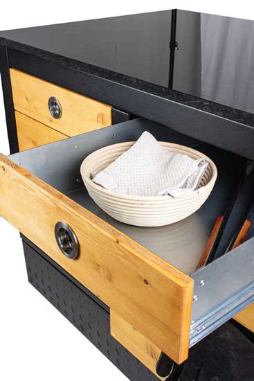 Modul-LOTTI Oberste Schublade geöffnet; Zubehör wie Gärkörbchen und Pizzaschaufel sichtbar, Modul auf Rollen.