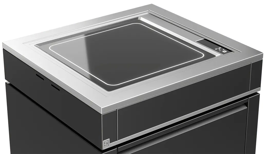Elektro Teppanyaki Grill Rechteckiges Induktionskochfeld mit schwarzer Glaskeramikfläche und umlaufendem Edelstahlrahmen; Touch-Bedienfeld rechts oben. Bündig in ein schwarzes Outdoor-Küchenmodul integriert, perspektivische Ansicht, freigestellt auf helle