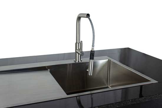 Ausziehbrause der Armatur über großem Edelstahlbecken im MERKLINGER Spülmodul TONI