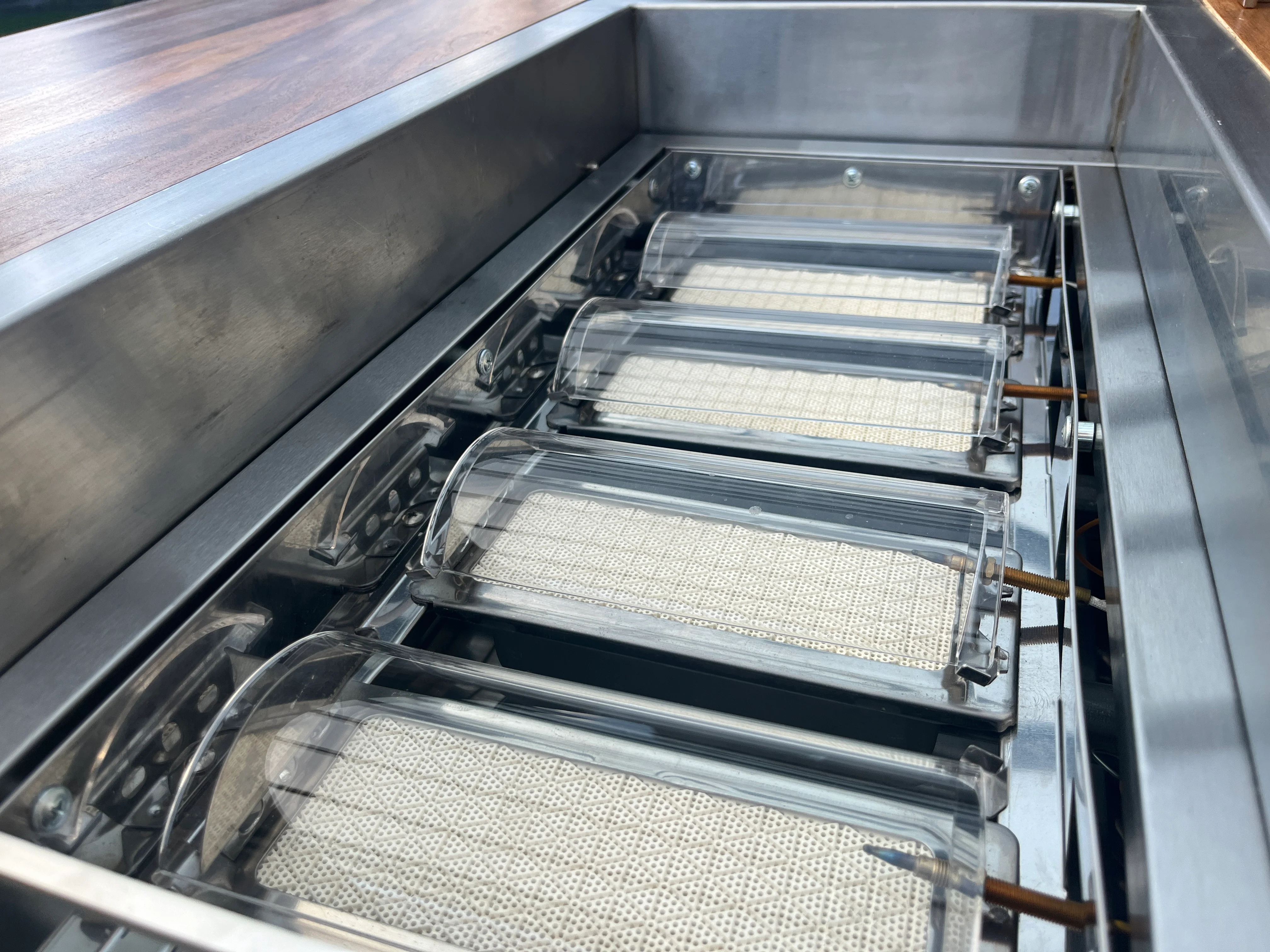 Integrierter Gasgrill im Mesa Dos Tisch beim Einsatz