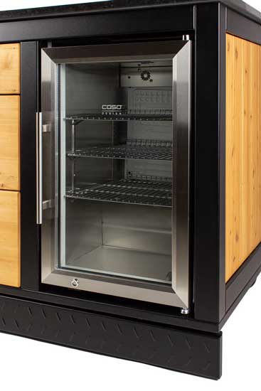 Merklinger Outdoor Detail: Glastür-Kühlschrank im MERKLINGER Modul MARIA mit drei Schubladen.