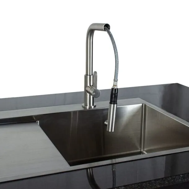 Edelstahl-Einhebel-Armatur mit ausziehbarer Brause am MERKLINGER Spülmodul.“