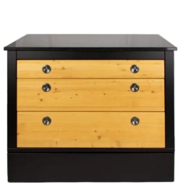 Modul mit drei Holztisch-Schubladen und Granit-Arbeitsplatte im MERKLINGER Outdoor-Küchensystem.“