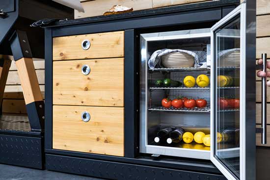 Merklinger Offener Glasfront-Kühlschrank im Outdoor-Modul, gefüllt mit Gemüse, Flaschen und Gärkörben