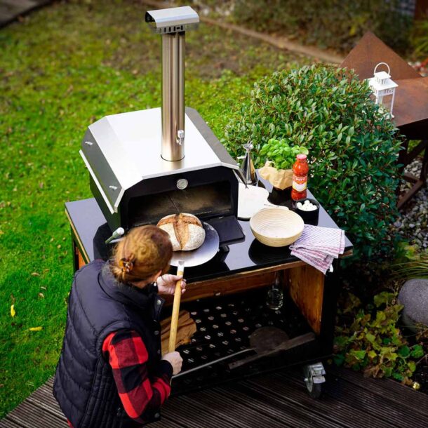 Frau benutzt Pizzaschaufel